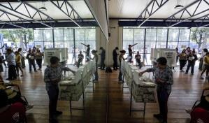 México vota en una elección que podría llevar por primera vez a una mujer a la presidencia