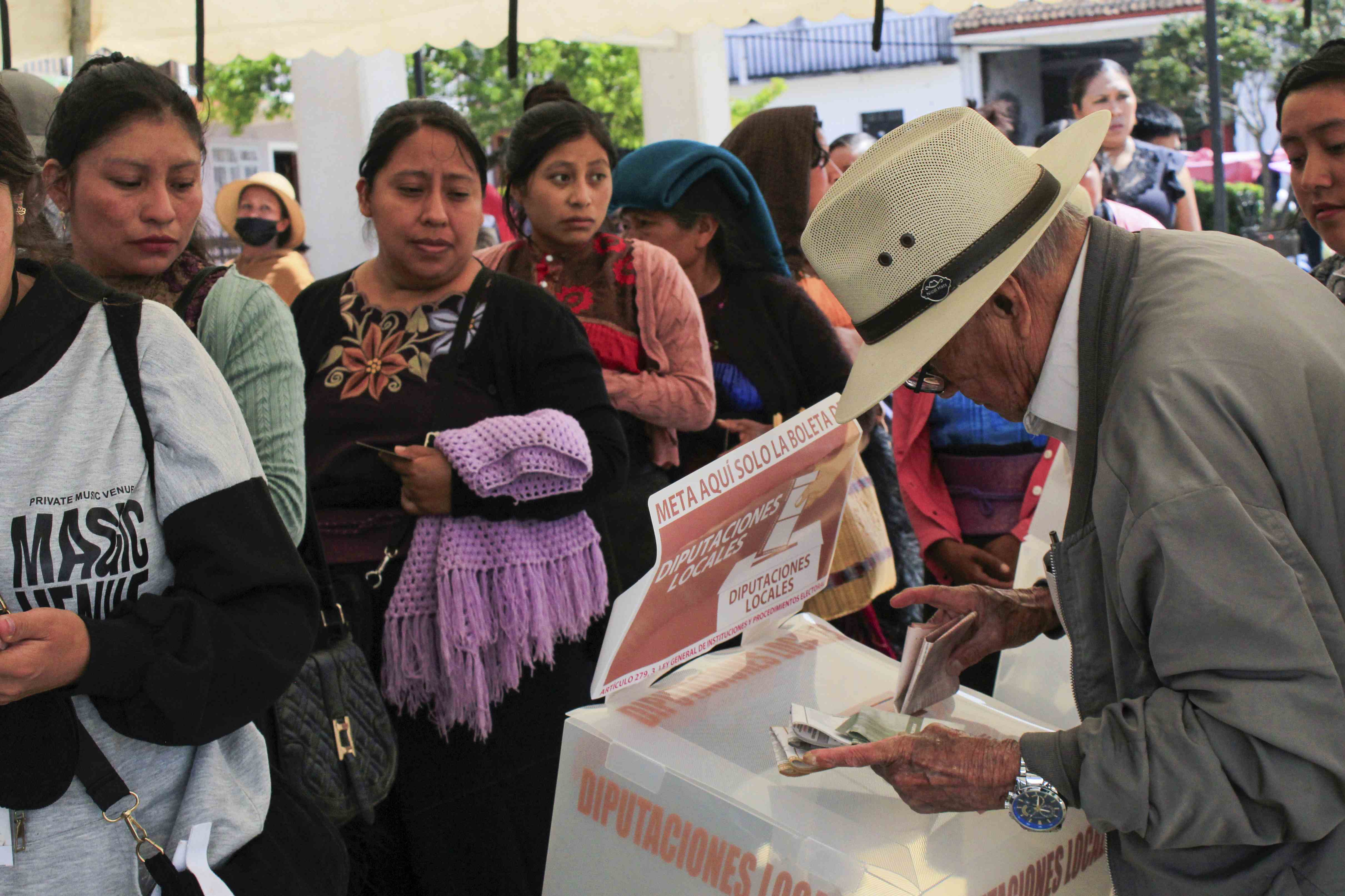 Un votante emite su voto para el Congreso durante las elecciones generales en San Juan Chamula, México.