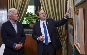 Michael Douglas arremete contra protestas pro-palestinas en su visita a Israel