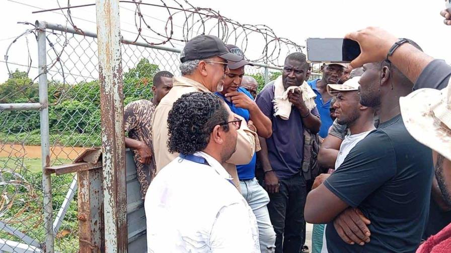 Un grupo de camioneros haitianos bloquean paso fronterizo por Dajabón