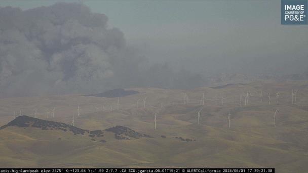 California: Combaten incendio forestal avivado por viento al este de San Francisco