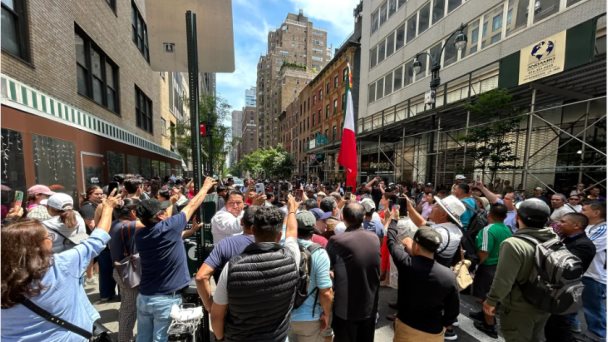 Miles de mexicanos en EE.UU. intentan votar entre problemas técnicos y filas interminables