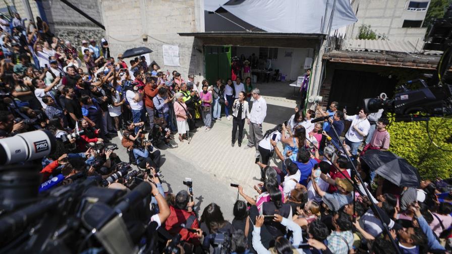 Los mexicanos votan desde temprano con la expectativa de una elección histórica