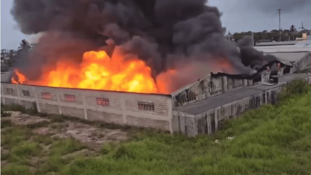 Incendio consume tienda de electrodomésticos en La Romana