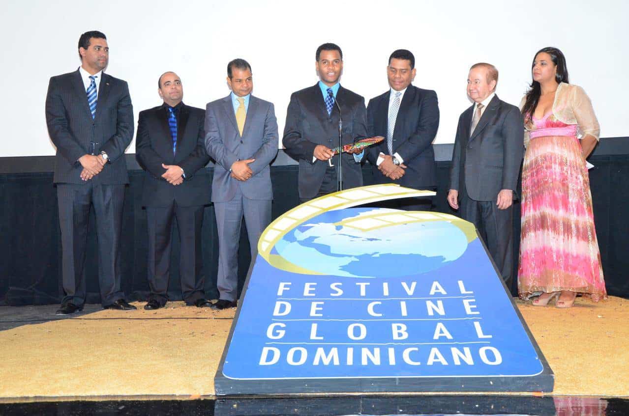 El Festival de Cine Global le rindió tributo póstumo a Luisito Martí en 2012. En la foto, Marco Herrera, Omar de la Cruz, director del festival, Kaki Martí, Robert Luis, Omar Martí, Ellis Pérez e Yvette Marichal.