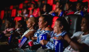 Altice Dominicana agasaja madres de Gualey con función de cine