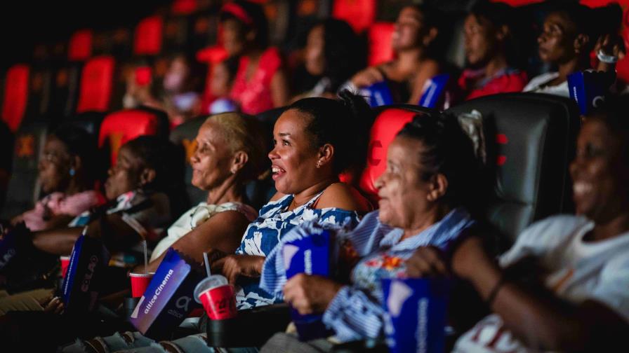 Altice Dominicana agasaja madres de Gualey con función de cine