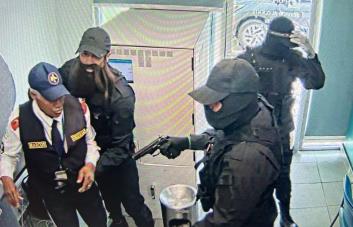 Delincuentes perpetraron asalto al Banco Popular en escasos minutos