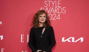 Susan Sarandon recibe de manos de Almodóvar un premio a su trayectoria de la revista Elle
