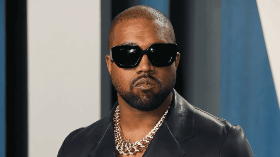 Una exasistente de Kanye West lo demanda por acoso sexual e incumplimiento de contrato