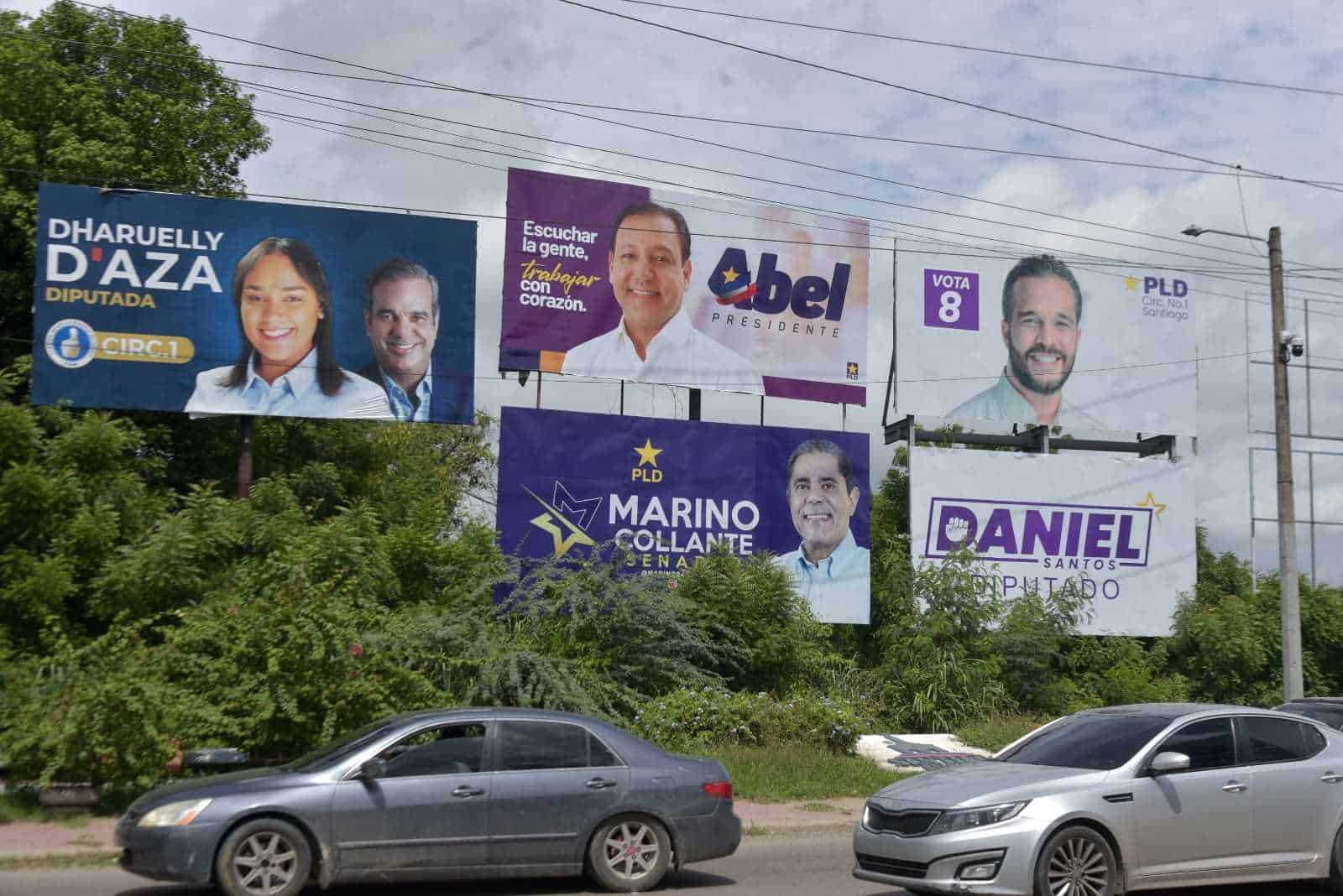 Vallas de candidatos que compitieron en la pasada campaña mantienen la contaminación visual en Santiago. 