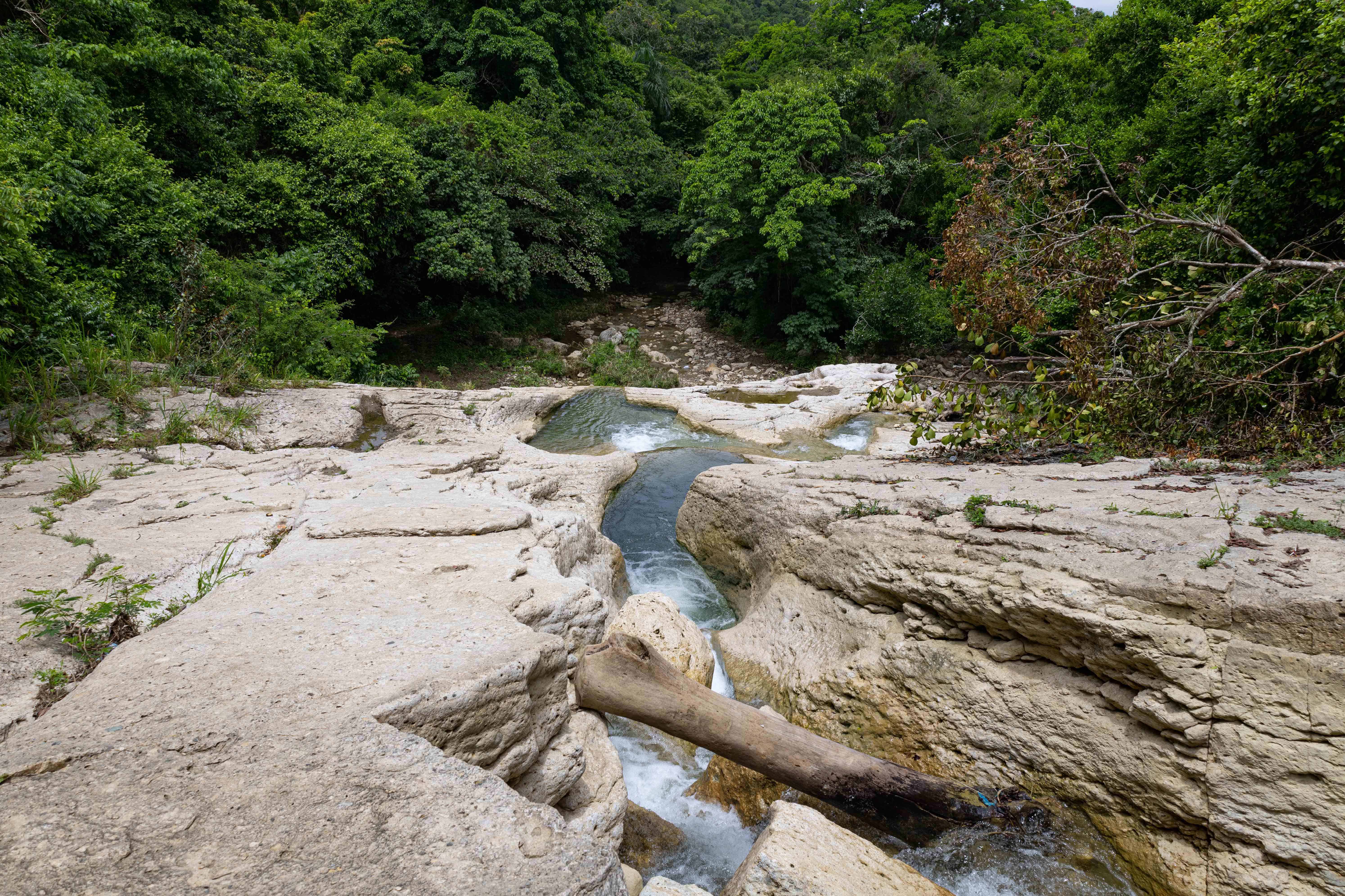 El Monumento Natural Saltos de La Tinaja está situado en la provincia de Santiago contando con una superficie de 29.52 kilómetros cuadrados. 
