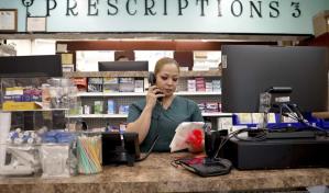 Con el cierre de farmacias en EE.UU., algunas comunidades latinas y negras se quedan desatendidas