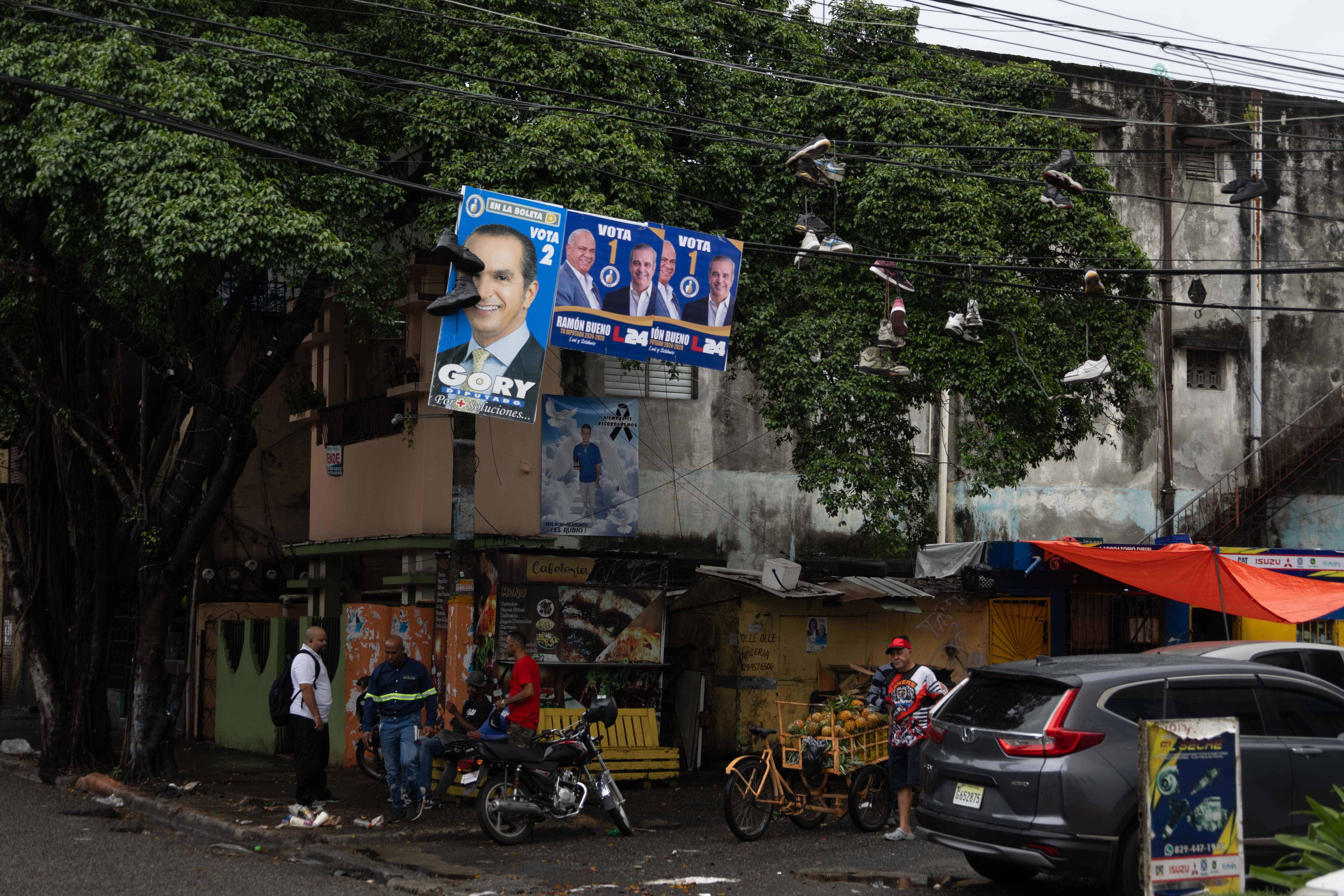 Propaganda política cuelga en una calle de Santo Domingo. 