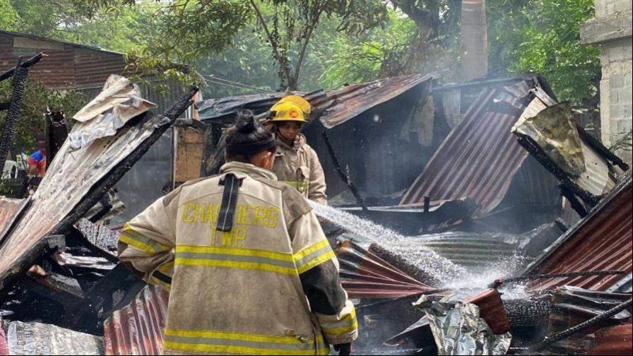 Fuego reduce a cenizas una vivienda en Hato Mayor