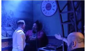 Hombre golpea a comediante durante show tras emitir comentarios sexuales sobre su bebé de 3 meses