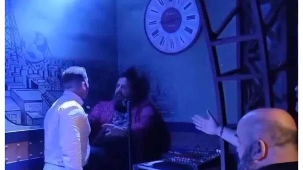 Hombre golpea a comediante durante show tras emitir comentarios sexuales sobre su bebé de 3 meses