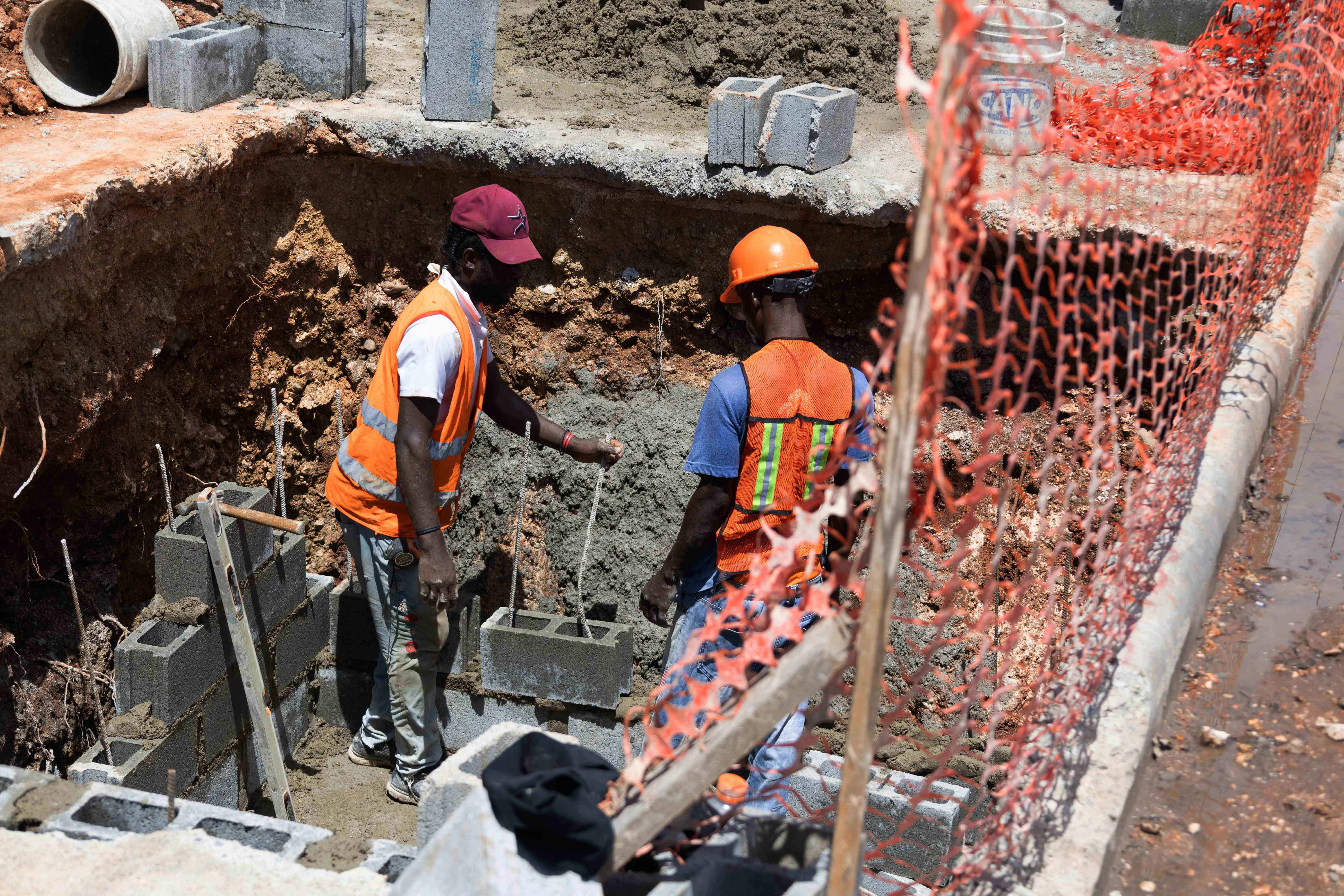 Obreros trabajan en la construción de los colectores.
