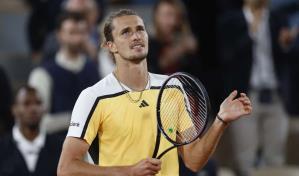 Zverev llega a su cuarta semifinal consecutiva en Roland Garros mientras avanza su juicio