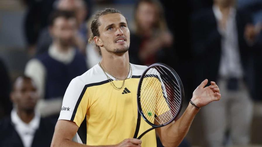 Zverev llega a su cuarta semifinal consecutiva en Roland Garros mientras avanza su juicio