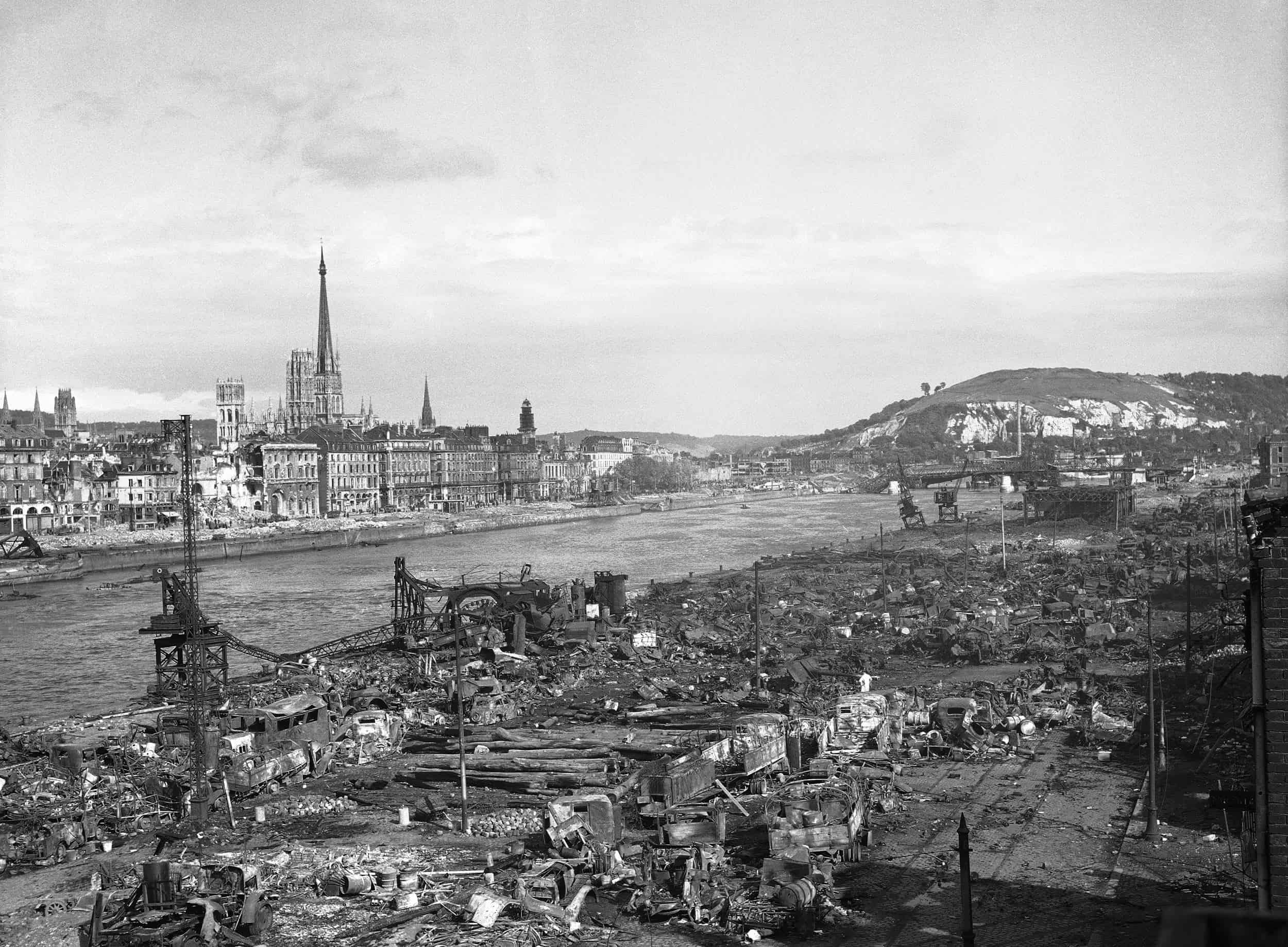 ARCHIVO - Rouen, una de las ciudades más marcadas de Francia, después de ser completamente liberada de los nazis, el 1 de septiembre de 1944. En los días posteriores al desembarco aliado en Normandía, Rouen fue sometida a intensos ataques aéreos debido a la hecho de que es el último punto en el que se ha cruzado el Sena. Además de estos daños, antes de abandonar la ciudad, los alemanes saquearon muchos edificios.