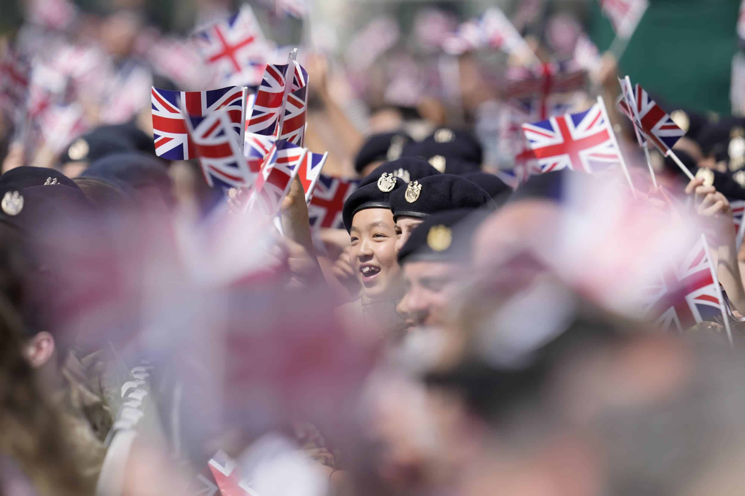 Jóvenes soldados ondean banderas Union Jack durante un evento de conmemoración nacional del Día D en Portsmouth, Inglaterra, el miércoles 5 de junio de 2024.