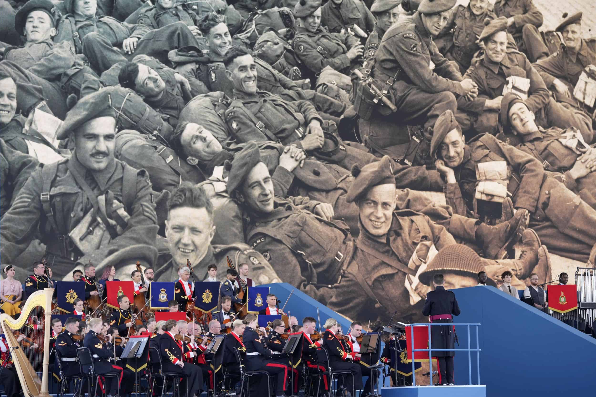 Se ven fotografías de soldados descansando en una pantalla gigante durante un evento de conmemoración nacional del Día D en Portsmouth, Inglaterra, el miércoles 5 de junio de 2024.