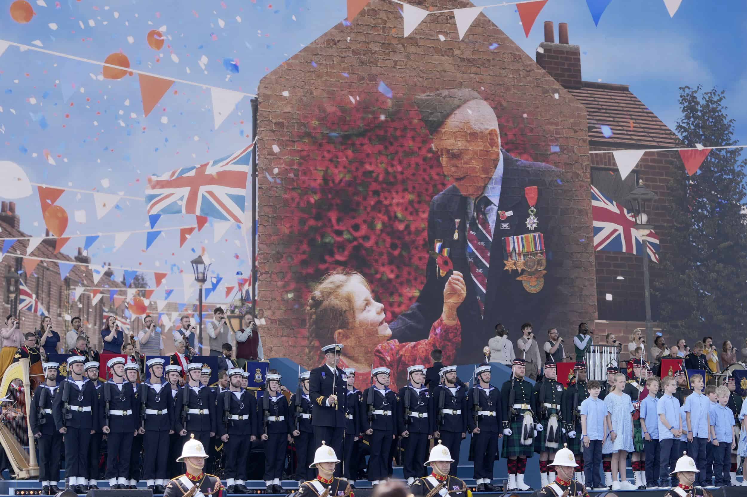 Imágenes se muestran en una pantalla gigante durante un evento de conmemoración nacional del Día D en Portsmouth, Inglaterra, el miércoles 5 de junio de 2024.