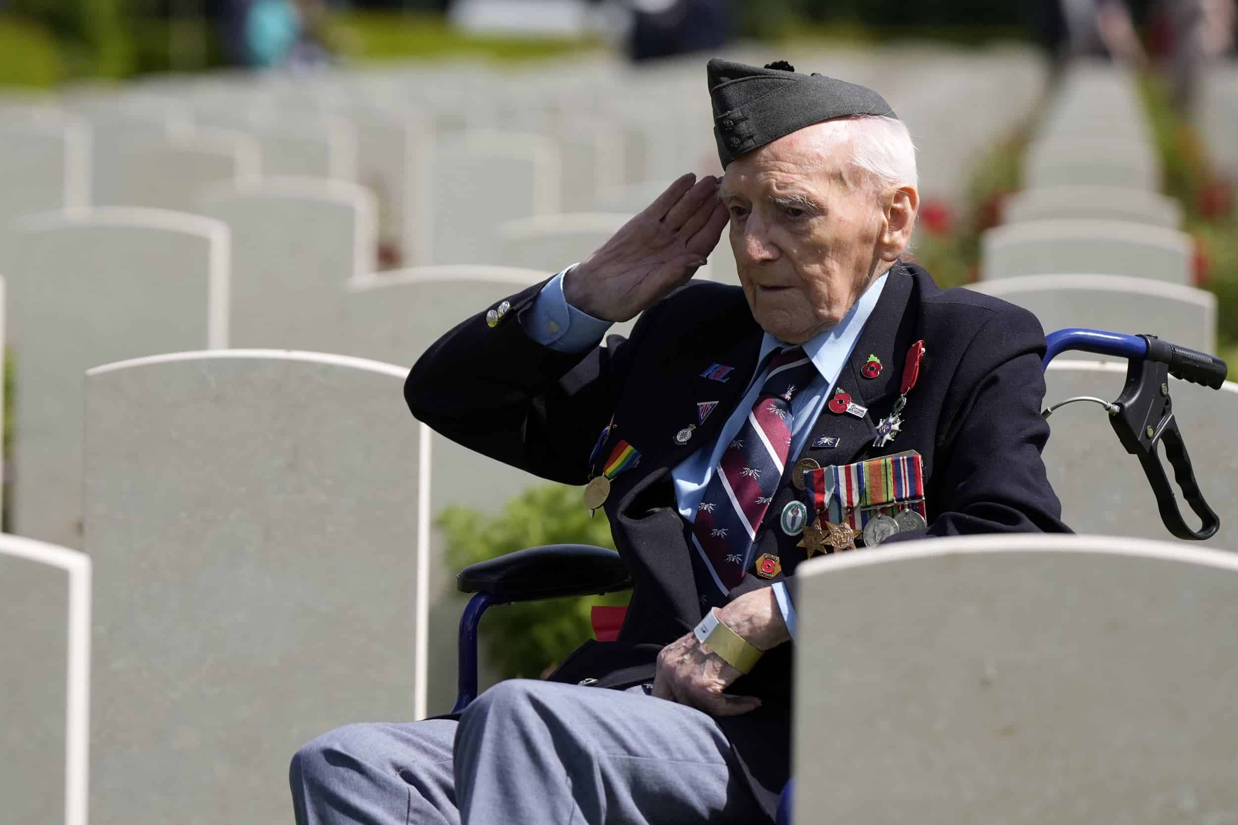 El veterano del DÍA D de la RAF, Benhard Morgan, saluda en el cementerio de Bayeux en el 80 aniversario del Día D en Bayeux, Francia, el miércoles 5 de junio de 2024.