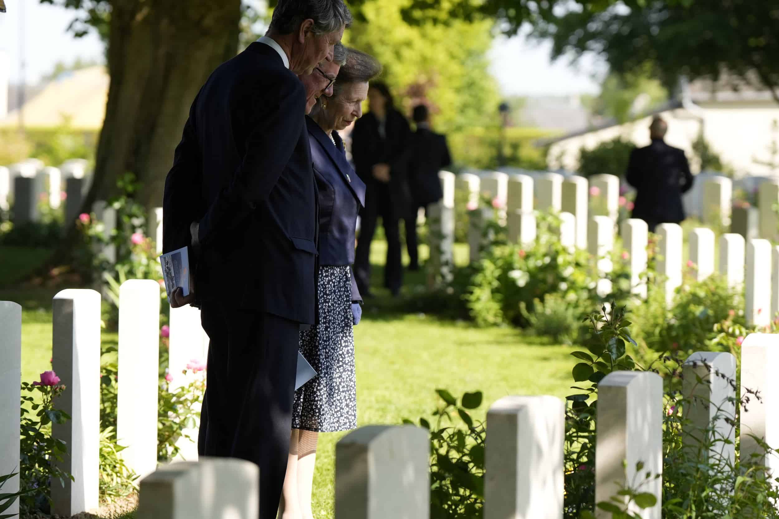 La princesa Ana de Gran Bretaña mira las lápidas después de un servicio conmemorativo en el cementerio de Bayeux en el 80 aniversario del Día D en Bayeux, Francia, el miércoles 5 de junio de 2024.