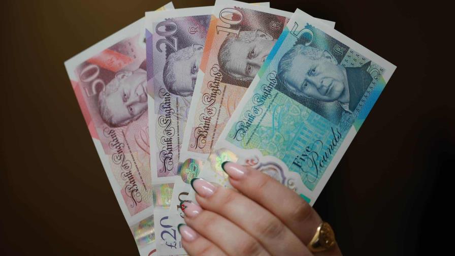 Entran en circulación los nuevos billetes británicos con la figura de Carlos III