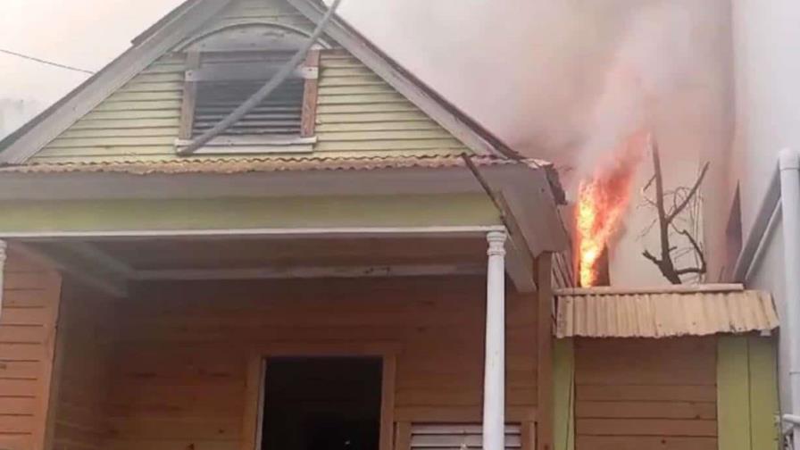 Fuego afecta casa en estilo victoriano en Santiago