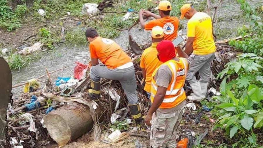 Defensa Civil realiza jornada de limpieza en los ríos para evitar inundaciones en Hato Mayor