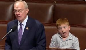 Hijo del congresista John Rose se roba el espect&aacute;culo durante discurso en la C&aacute;mara