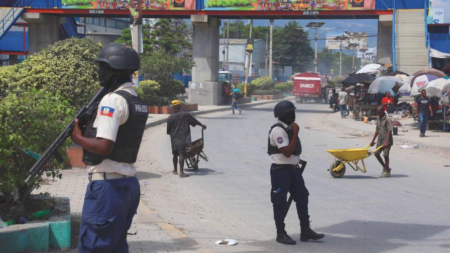 Policías haitianos trabajan en condiciones críticas, según una ONG