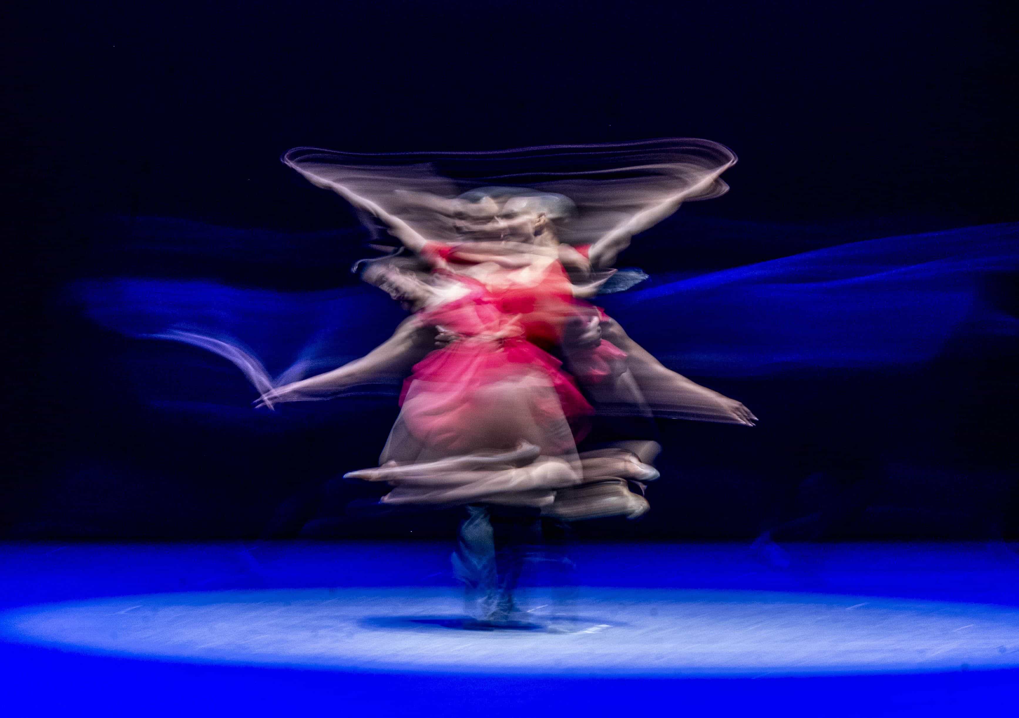 Categoría Arte, Cultura y Espectáculos: Primer lugar. Espectáculo en el Teatro Nacional Eduardo Brito con motivo de su 50 Aniversario, presentando el “Festival Nacional de Ballet”. Con la participación del Ballet Concierto Dominicano, estrellas internacionales invitadas y el Ballet Nacional Dominicano.Esta imagen captura la elegancia y la emoción del evento, destacando el talento y la gracia de los bailarines en una noche inolvidable de celebración cultural.