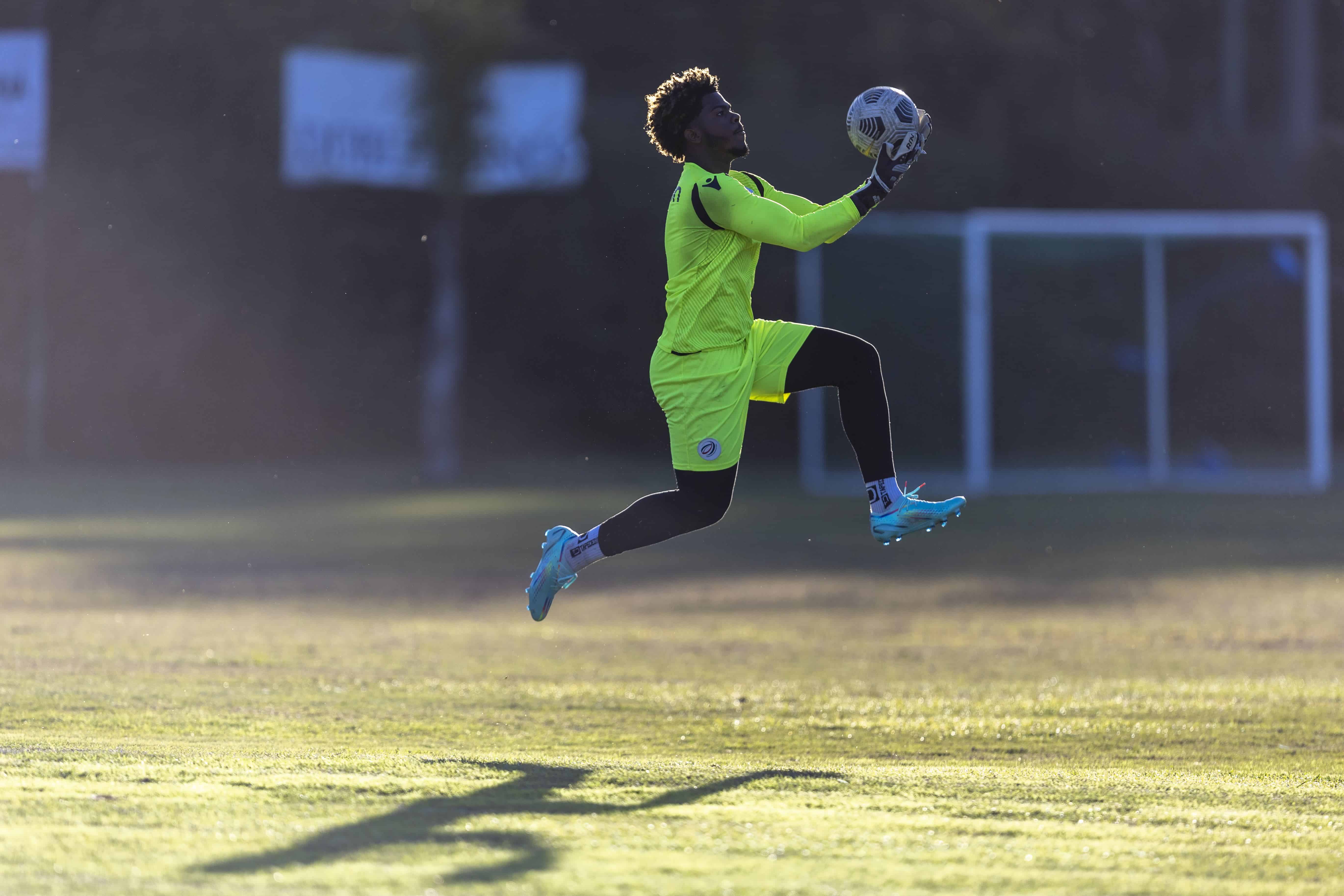 Categoría Deportes: Primer lugar. Omry Bello, arquero de la selección dominicana de fútbol sub-20, en la segunda sesión de entrenamiento del combinado que representa al país en el Mundial Sub-20 Argentina 2023.Esta imagen captura la intensidad y el enfoque del joven arquero mientras se prepara para representar a la República Dominicana en el escenario mundial.