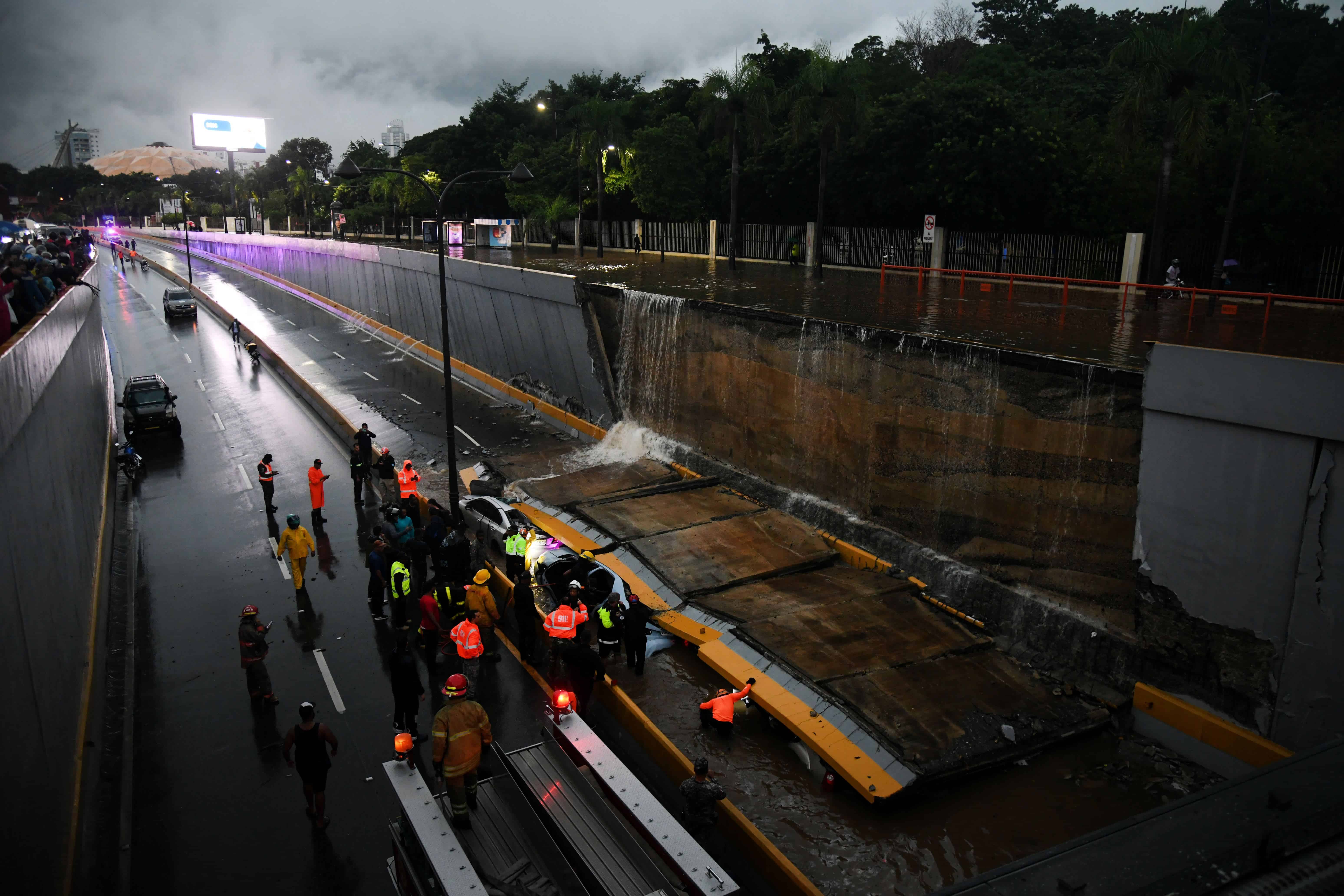 Categoría Prensa: Primer lugar. Equipos de rescate permanecen en el lugar del accidente, luego de que uno de los muros del túnel de la avenida 27 de Febrero con Máximo Gómez colapsó por las lluvias que cayeron sobre gran parte del país el 18 de noviembre de 2023. El muro aplastó varios vehículos que transitaban al momento del desastre.Esta impactante imagen captura la intensidad y la urgencia del momento, reflejando la dedicación y el valor de los equipos de rescate en situaciones críticas.
