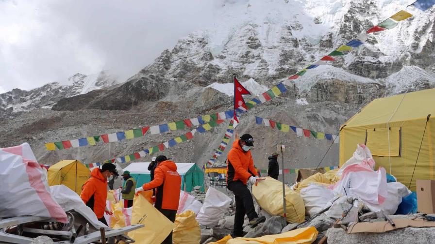 Nepal recoge 11 toneladas de basura y 4 cadáveres durante campaña para limpiar sus cumbres