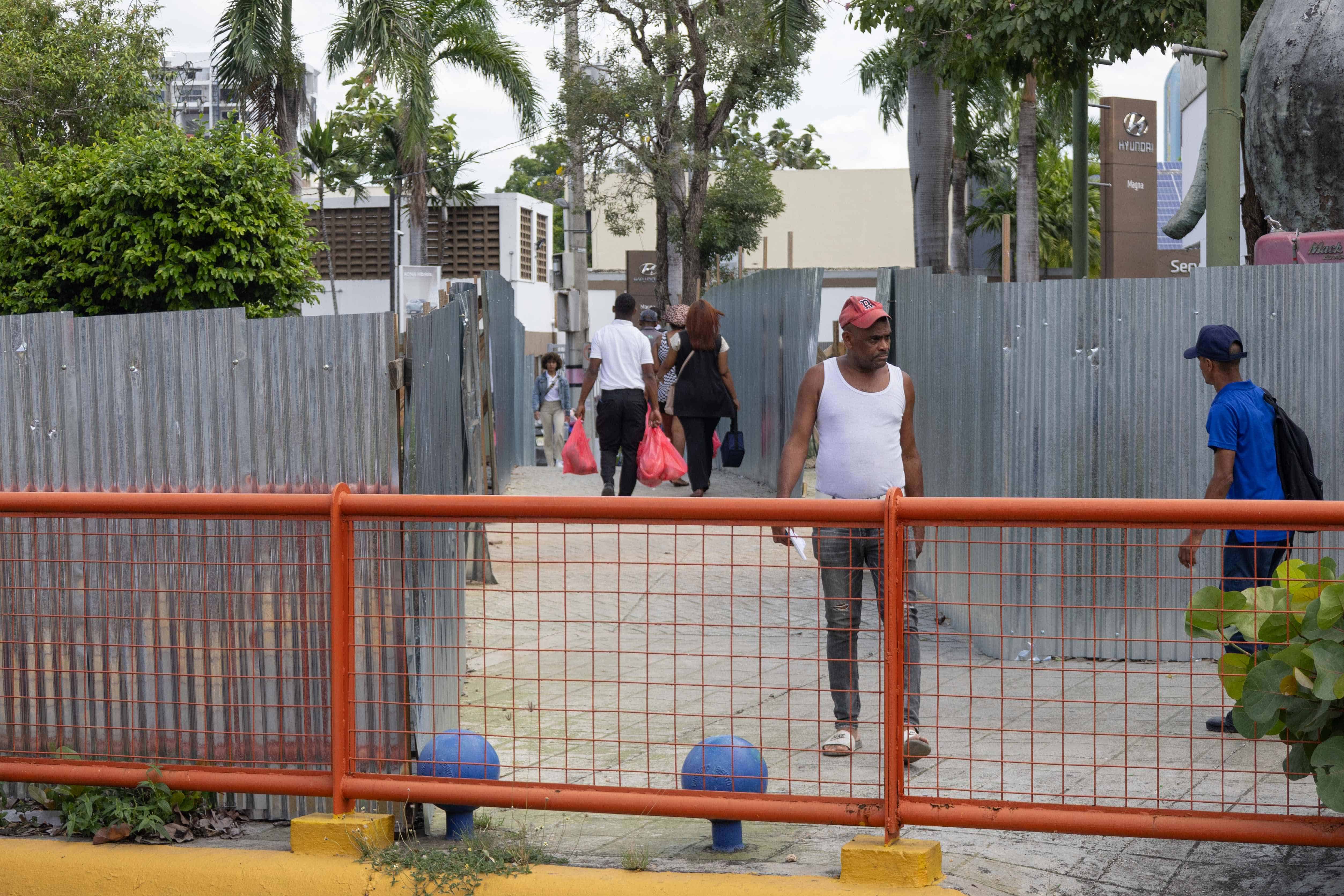 Lugar habilitado para transitar sin afectar los trabajos. 