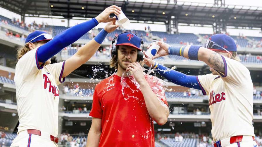 Nola lanza 7 en blanco y Castellanos pega jonrón, Filis vencen 2-0 a Cerveceros y barren la serie