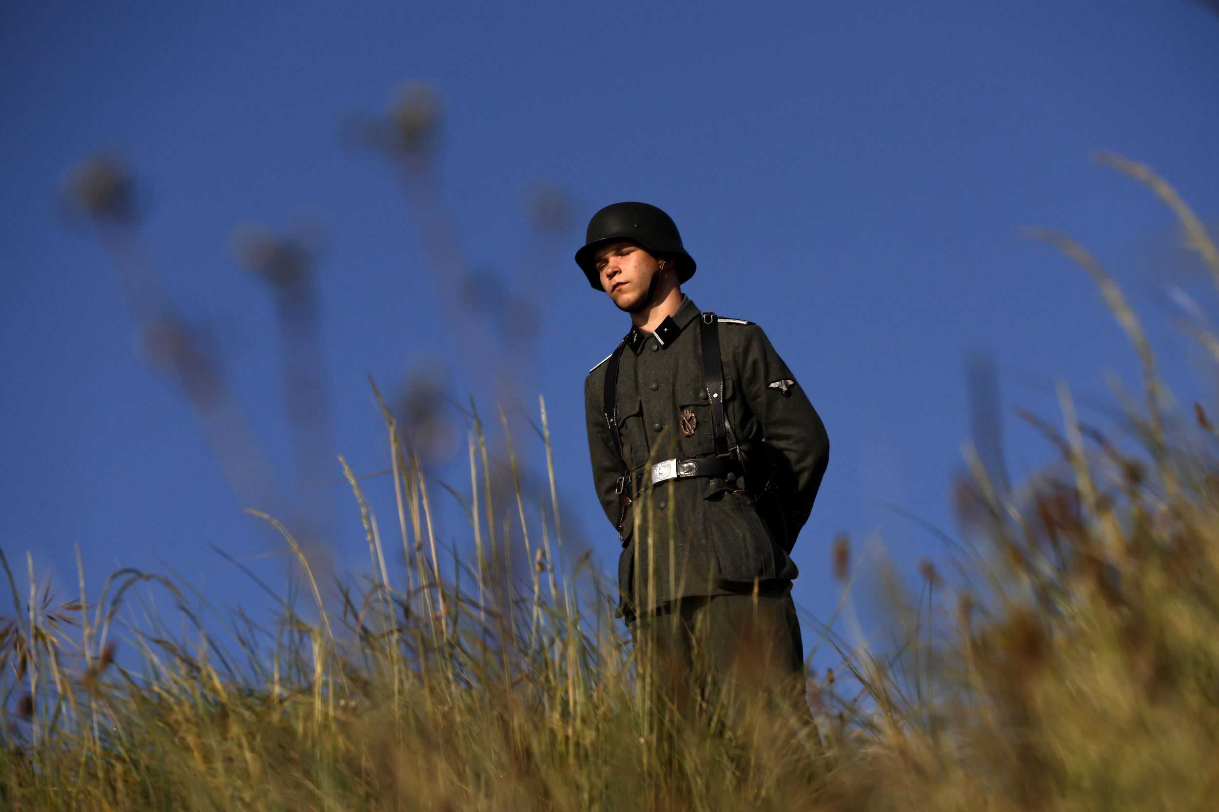 Un recreador participa en una ceremonia en Utah Beach, cerca de Saint-Martin-de-Vareville Normandía, el jueves 6 de junio de 2024.