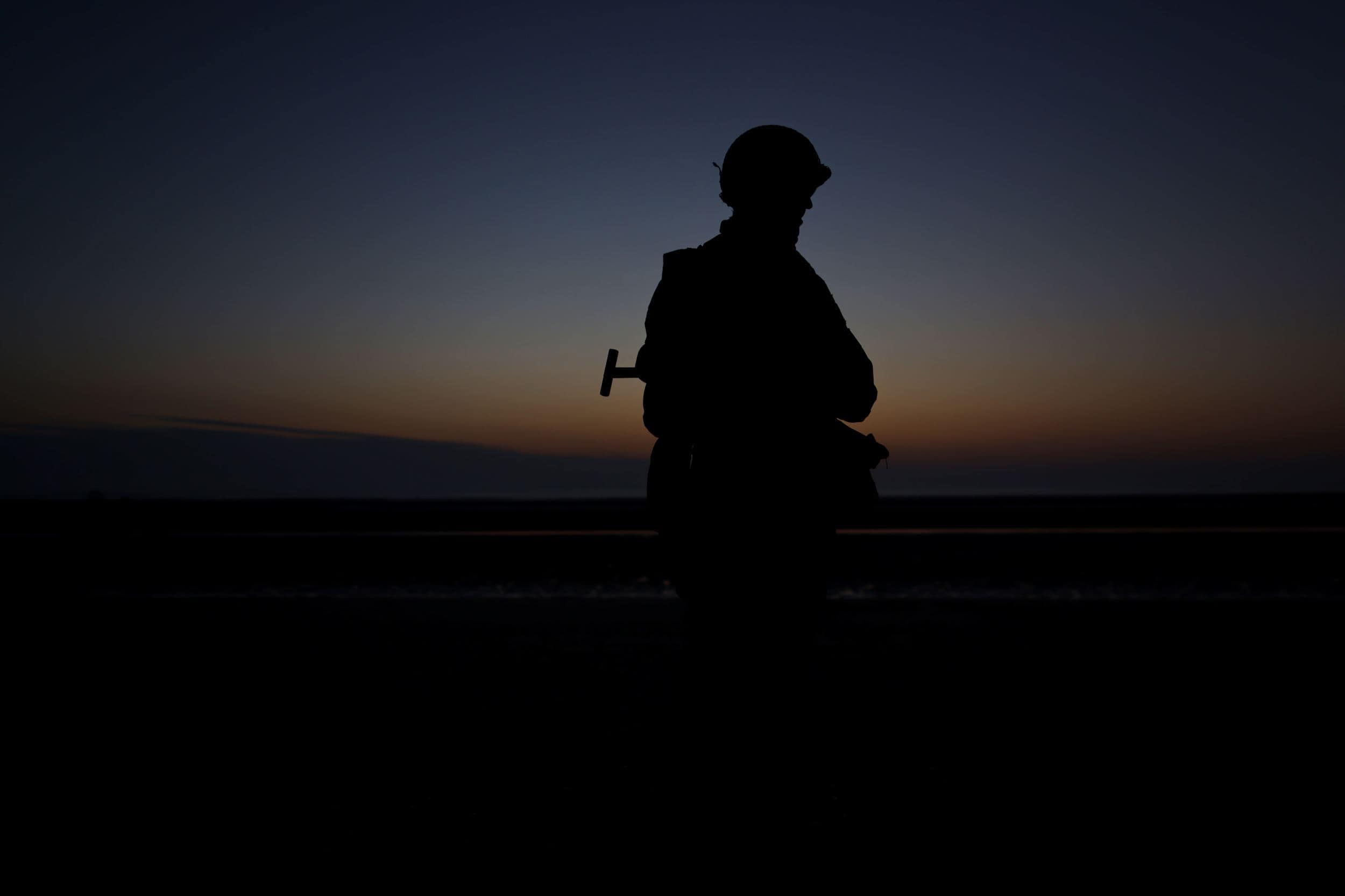Un recreador se recorta contra el amanecer en la playa de Utah, cerca de Saint-Martin-de-Vareville Normandía, el jueves 6 de junio de 2024.