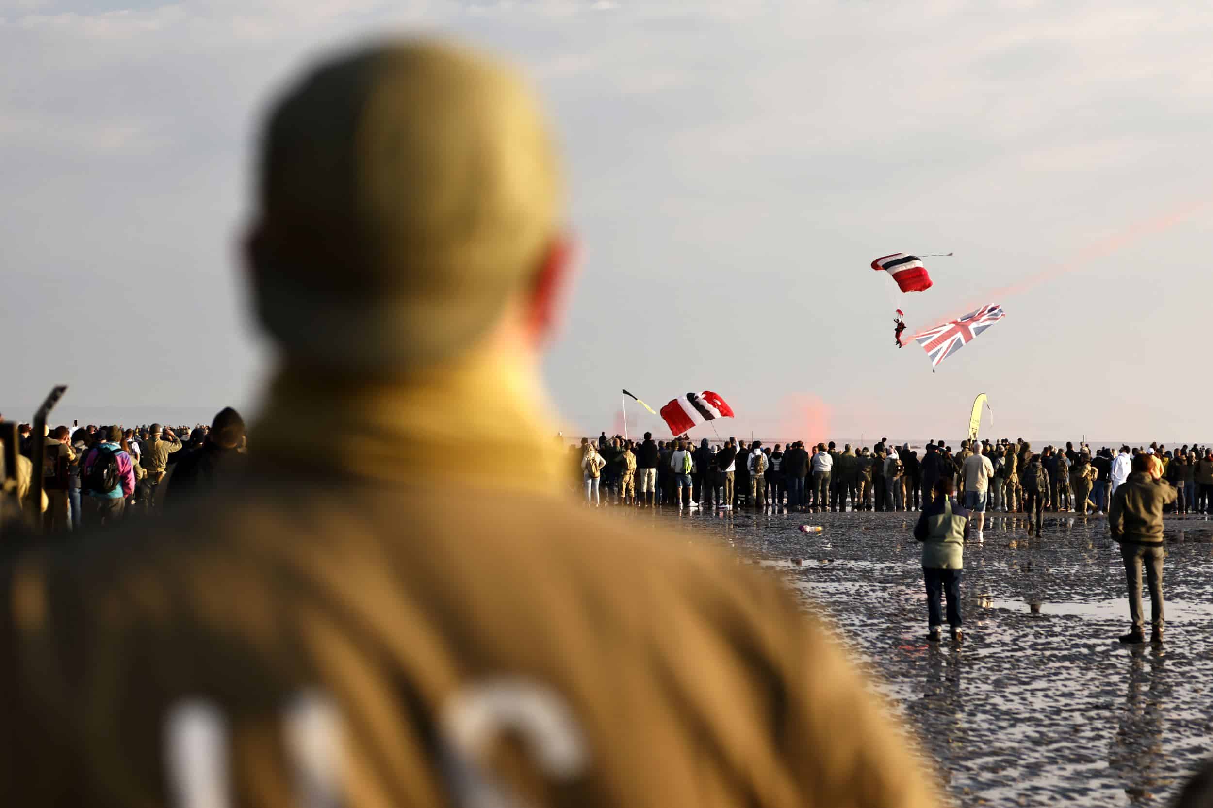 Los recreadores y los participantes participan en una ceremonia en la playa de Utah, cerca de Saint-Martin-de-Vareville Normandía, el jueves 6 de junio de 2024.