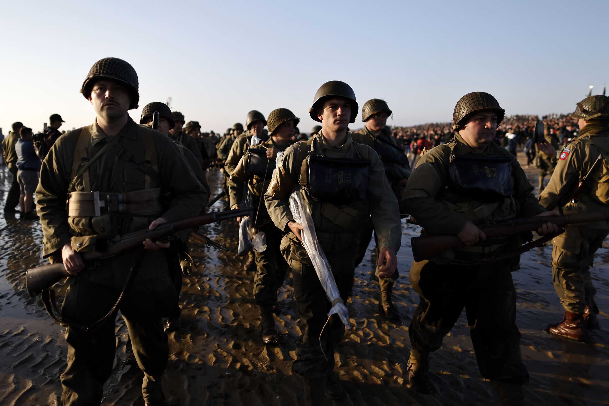 Actores participan en una ceremonia en la playa de Utah, cerca de Saint-Martin-de-Vareville, Normandía, el jueves 6 de junio de 2024. Veteranos de la Segunda Guerra Mundial de todo Estados Unidos, así como de Gran Bretaña y Canadá, están en Normandía esta semana para conmemorar 80 años desde los desembarcos del Día D que contribuyeron a la derrota de Hitler.