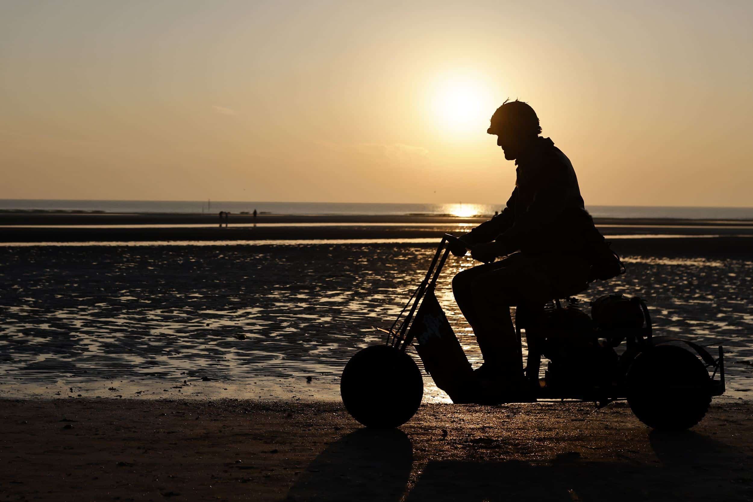 Un recreador monta una motocicleta durante una ceremonia en Utah Beach, cerca de Saint-Martin-de-Vareville Normandía, el jueves 6 de junio de 2024. Veteranos de la Segunda Guerra Mundial de todo Estados Unidos, así como de Gran Bretaña y Canadá, están en Normandía esta semana para Se cumplen 80 años del desembarco del Día D que contribuyó a la derrota de Hitler.