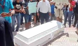 Multitud lleva al Palacio de Justicia de Santiago ataúd con restos de preso hallado ahorcado