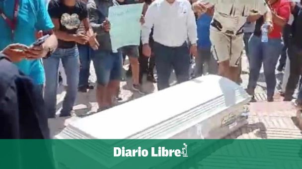 Protesta en Palacio Justicia Santiago con ataúd con restos de preso