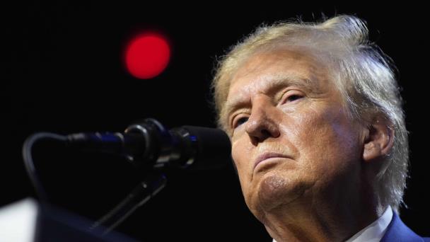 Trump es interrogado por un oficial en una audiencia previa a que se anuncie su sentencia