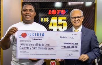 Leidsa entrega 45 millones a joven de Villa Altagracia